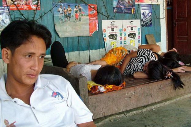 Vietnamesiske prostituerte sover ut etter natten i et av Pailins mange bordeller.