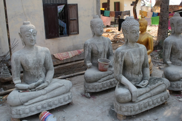 Vil du lære hvordan Buddhastatuer lages, så er det et verksted midt i byen på området til tempelet Xayaphoum.