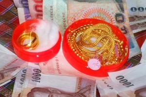 Mange thaier har sparepengene sine i form av gullsmykker.
