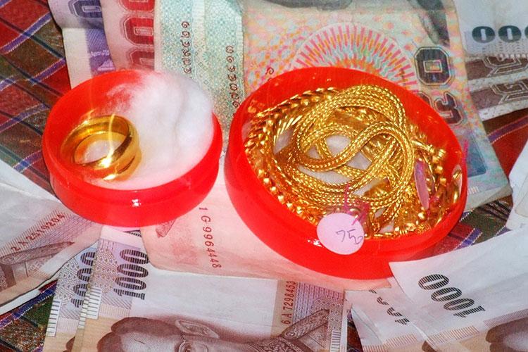 Mange thaier har sparepengene sine i form av gullsmykker.