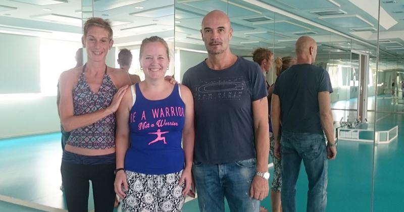 Sofie Nicolaissen (i midten) svettet i 90 minutter sammen med instruktør Eva. Til høyre innehaver av studioet, Christoph Ruecker.