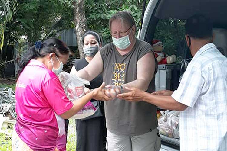 Steinar Jenssen med medhjelpere deler ut mat i nordre deler av Phuket.