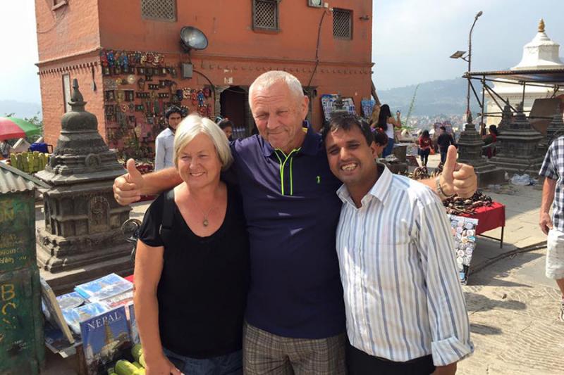 Torulv og Eli Jøssang Fjelde sees her i Kathmandu sammen med guiden Puru.