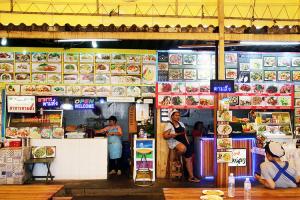 GODT UTVALG: Mathallen ved Nakhonchai Airs bussterminal er et sted for god mat og underholdene menyer.