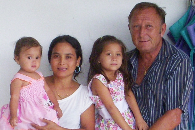 Kjell Asmundvaag (58) med sin familie i Chaiaphum