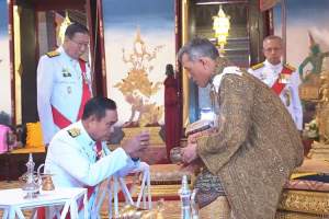 Kong Vajiralongkorn mottar velsignelse fra juntageneral Prayuth Chan-ocha.