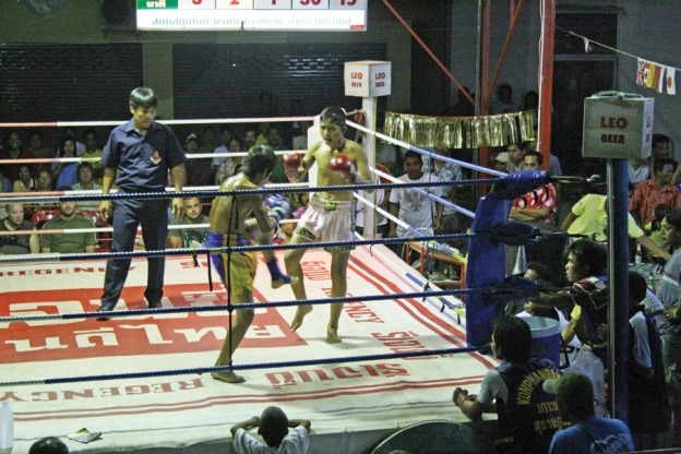 Hver onsdag kan du se Muay Thai boksekamper gratis ved MBK-senteret i Bangkok