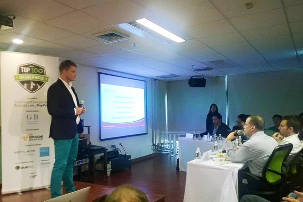 Jostein Aksnes holder foredrag om sine webprosjekter under en «Startup Event» i Bangkok.