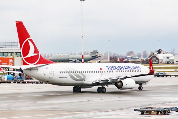 Turkish Airlines er et eksempel på hvordan priser varierer. Det er en stor norsk-tyrkisk koloni som reiser hjem på sommerferie. Det er med å presse prisene på Bangkok opp fra 4 255 kroner i juni til 9 320 i juli.