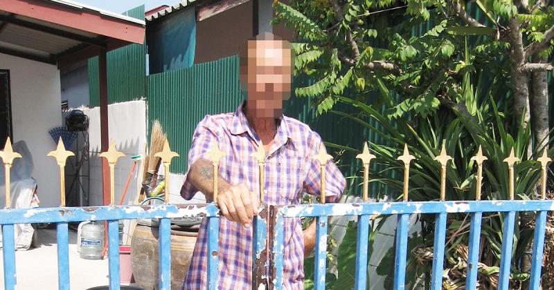 64-åringen utenfor huset han leier i Pattaya. Han ønsker å være anonym på grunn av familien i Norge.