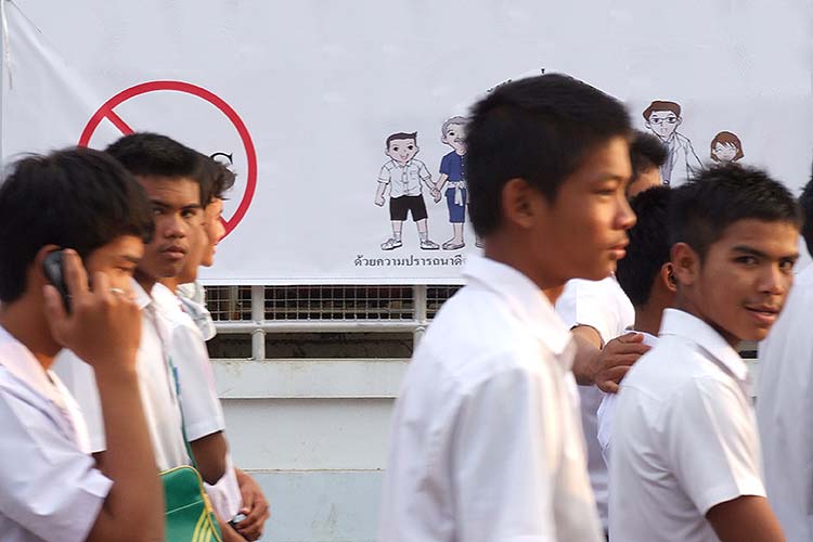 Thaier scorer lavt i ny skoleundersøkelse, landets rikeste mann ber ungdom jobbe isteden