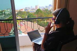 Marit snakker med nordmenn pr telefon fra sitt hotellrom med utsikt over Pattaya.