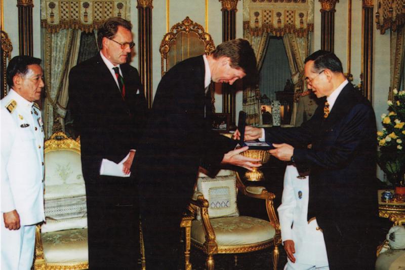 Kong Bhumibol overrekker minnemedaljen til Jan Olav Aamlid. Tidligere ambassadør Lars Albert Wensell til venstre.