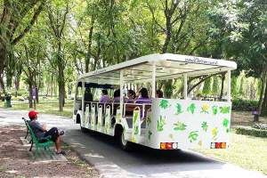 Turister på tur i Princess Maha Chakri Sirindhon Herbal Garden i Rayong.