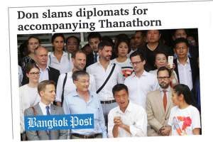 Valgets store overraskelse, Thanathorn, var backet  opp av mange diplomater da han kom til politiforhøret.