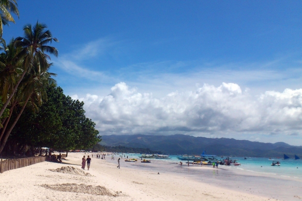 På White Beach i Boracay kan en gå barføtt på stranden uten å brenne seg.