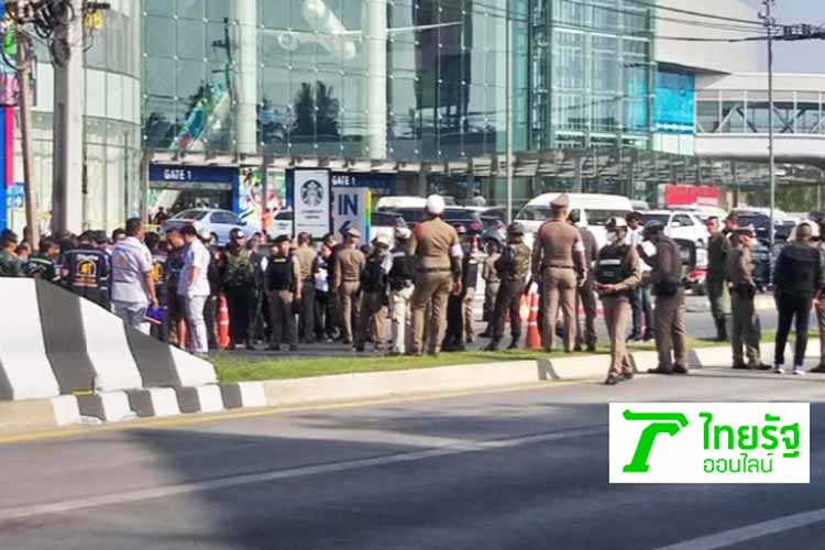 Politi og shoppere utenfor kjøpesenteret Terminal 21 i Korat.