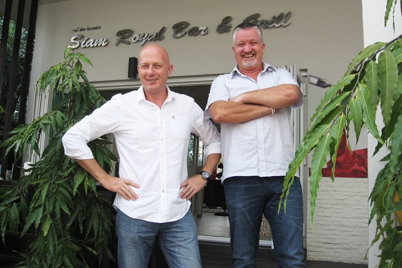Alf-Helge Jordal (47) og Jan-Arne Olsen (51) foran restauranten som ligger mellom de to condoene.