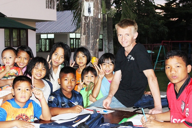 Knut Inge Bergem er nå å finne på heltid blant barnehjemsbarna i Nord-Thailand.