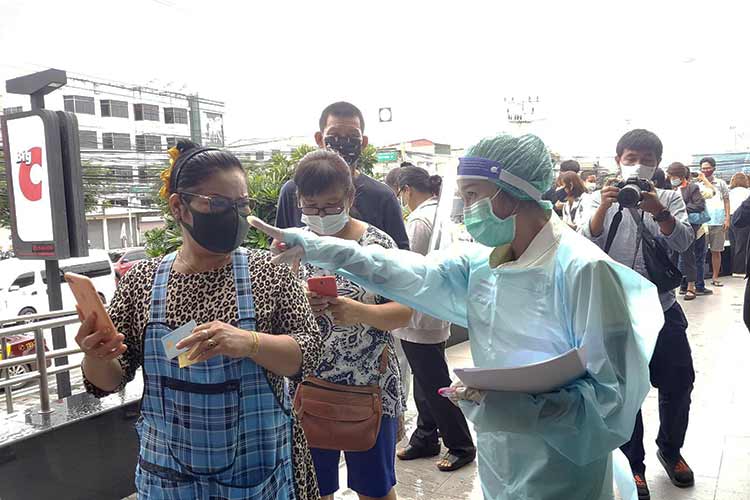 Folk i Rayong har opplevd store problemer etter at en egyptisk coronasmittet person var på besøk på to kjøpesentre.
