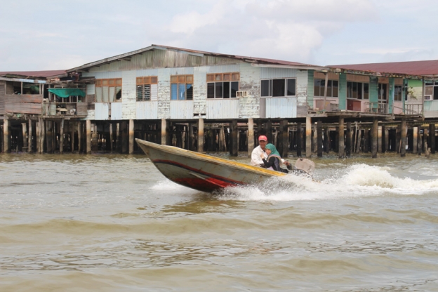På Bruneielven lever mer enn 40.000 mennesker i hus som står på peler stukket ned i elvebunnen. Her er det båten som står i sentrum.