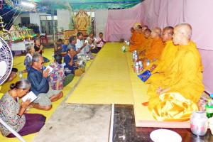OFFERVILJE: De ni munkene som deltok på andre dag ble belønnet med en liten konvolutt hver. Munkene fikk 300 baht, mens abbeden fikk 500 baht.