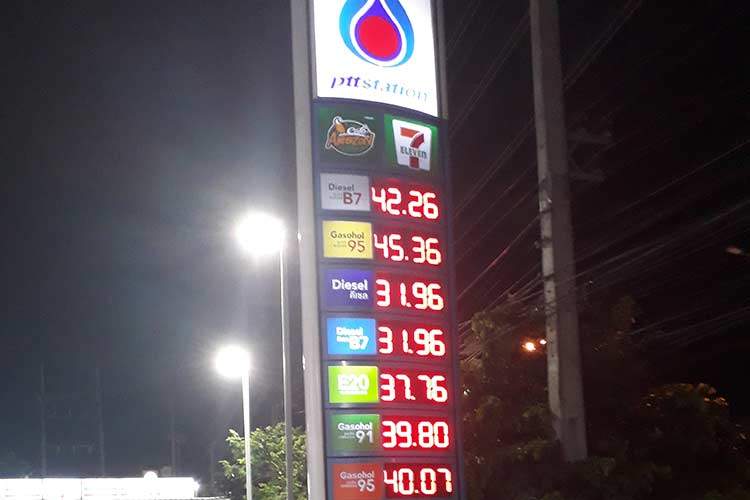 Prisene 28. august i år. Prisen i dag er 4-5 baht lavere. Da kostet Gasohol 91 og Gasohol 95 (den rimeligste typen) nesten det samme, men nå er Gasohol 91 nesten to Baht billigere pr liter. 