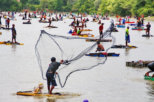 Det blir trangt når flere hundre fiskere skal kaste nett fra flåter eller prøve lykken fra breddene.