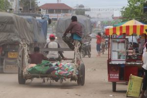 Støv og tett trafikk i hovedgata som fører videre til Siem Reap og Phnom Penh.