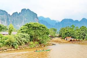 VANG VIENG: Midt mellom Vientiane og Luang Prabang holder hippier og backpackere til i imponerende natur
