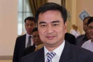 Kandidat for Demokratene, tidligere statsminister Abhisit Vejjajiva, advarer om at det kan bli problemer etter valget.