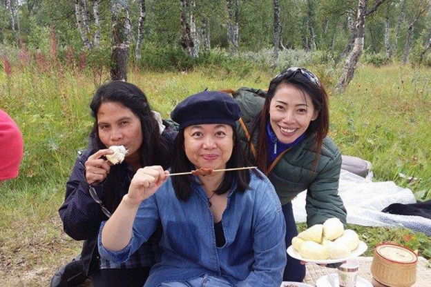 Hjemme i Hemnes er det ikke uvanlig at Nim tilbringer fritid sammen med andre thailandske kvinner som bor og jobber på stedet. Rai (t.v) og Noi. Nim i midten.