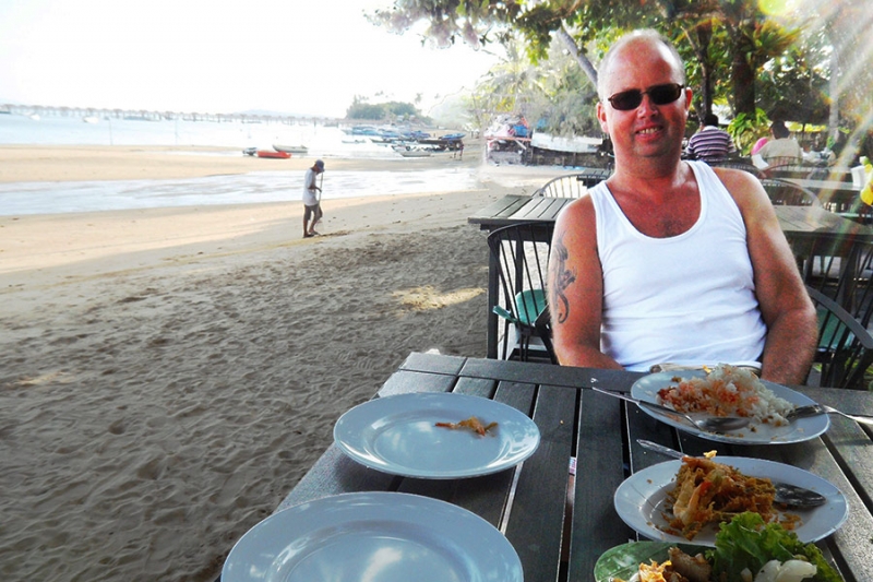 Knut Pettersen har testet det meste av thaimat. Her sees han på Kata Beach i Phuket.