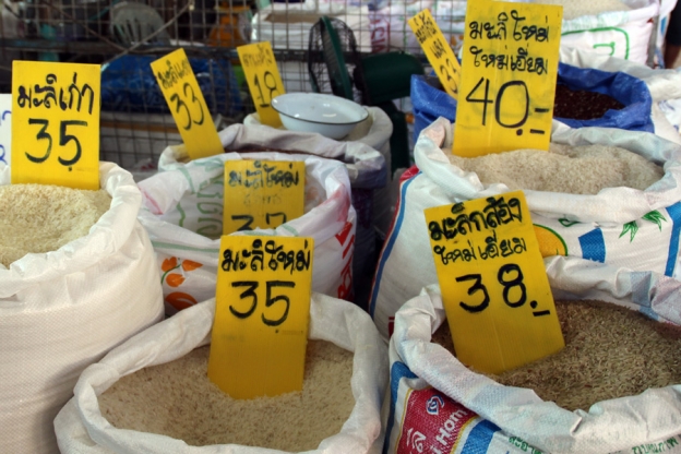 Thailandske forbrukere får i liten grad glede av prisfallet. De betaler det samme som da prisene var på topp.