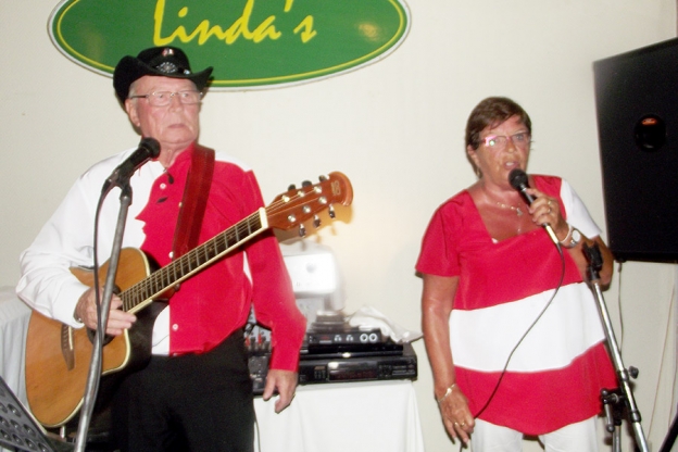 Knut og Vivian Storbukås underholdt fra scenen på Linda’s Restaurant.