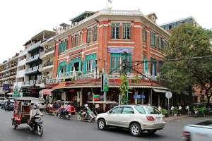 SJARMERENDE: Phnom Penh er en sjarmerende, men kaotisk by, med en blanding av arkitektur fra kolonitiden og mer moderne stiler.