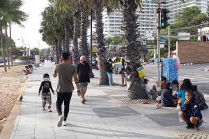 Det er igjen mer folksomt på Jomtien Beach, mens regjeringen advarer mot folkemengder.