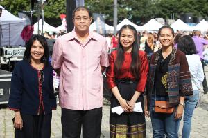 Ambassadøren og hans stab på Thai Food Fair, fra venstre Chinattha, Jukr Boon-Long, Saranya og Nootchanard.