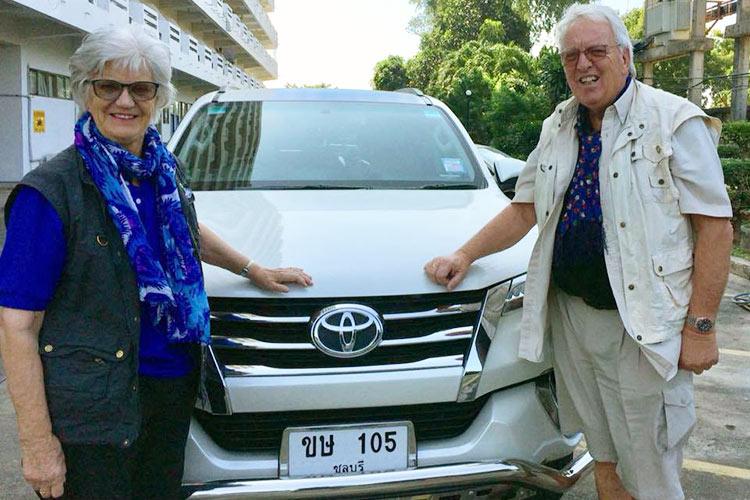 Helge Holst jobbet som sjåførlærer i 31 år. Her sees han med konen Brita, som har vært fast følgesvenn på 200.000 km med asiatiske veier.