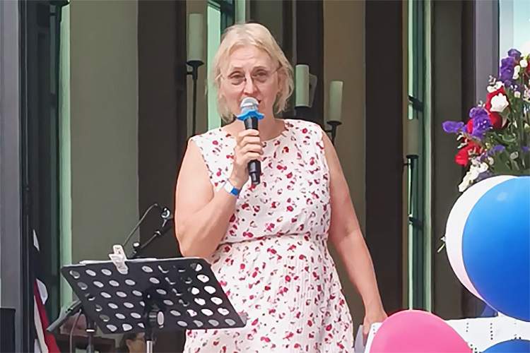 Ambassadør Astrid Emilie Helle, her avbildet under hennes tale på Sjømannskirken 17. mai. 