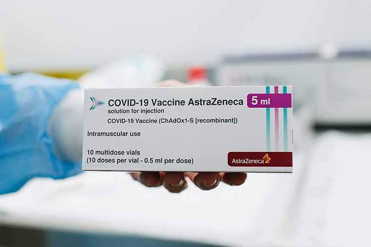 Færre vaksiner fra AstraZeneca, folk med dårlig helse prioriteres