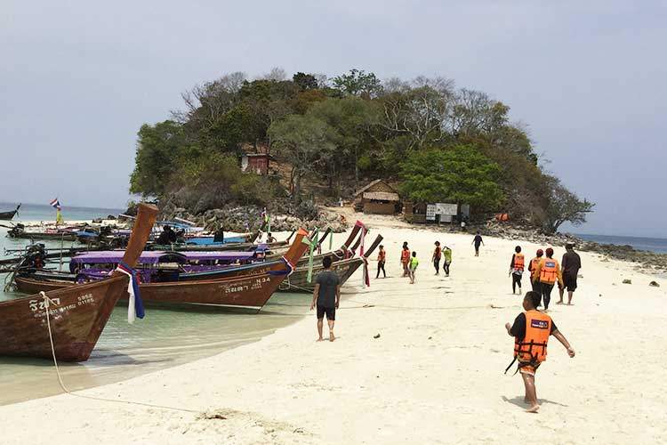 Det har blitt stillere p&aring; strendene i Thailand, inkludert her i Krabi.