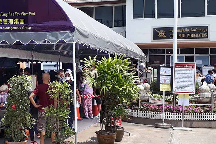 Det har vært kaos på immigrasjonskontorene, som her i Pattaya tirsdag 7. april.