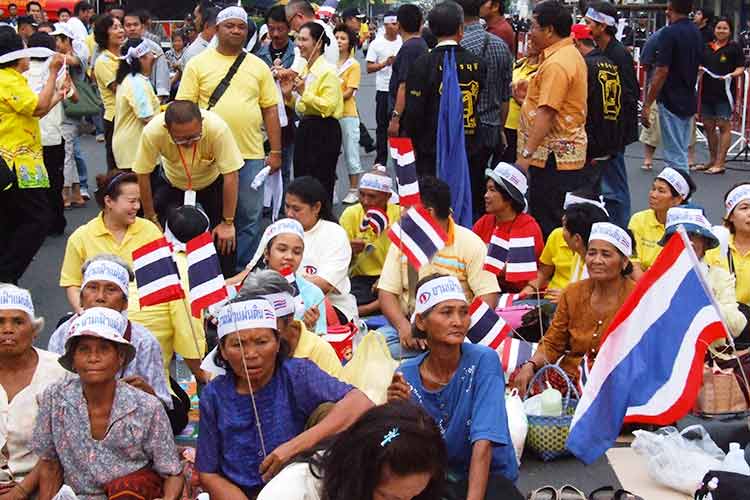 Investorer er engstelig for at Thailand skal oppleve slike scener igjen. Her fra «Gulskjortenes» demonstrasjoner i Bangkok i 2010.