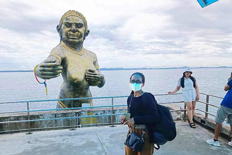 Endelig i land på Koh Samet, hvor man blir ønsket velkommen av en havfrue, som er symbolet for øya.