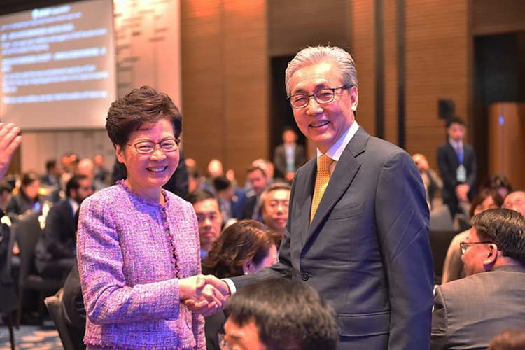 Visestatsminister Somkid Jatusripitak møtte Carrie Lam i Hong Kong.