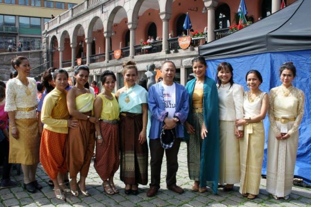 Ambassadør Theerakun Niyom er en populær mann, her omkranset av thaikvinner på Food Fair på Youngstorget