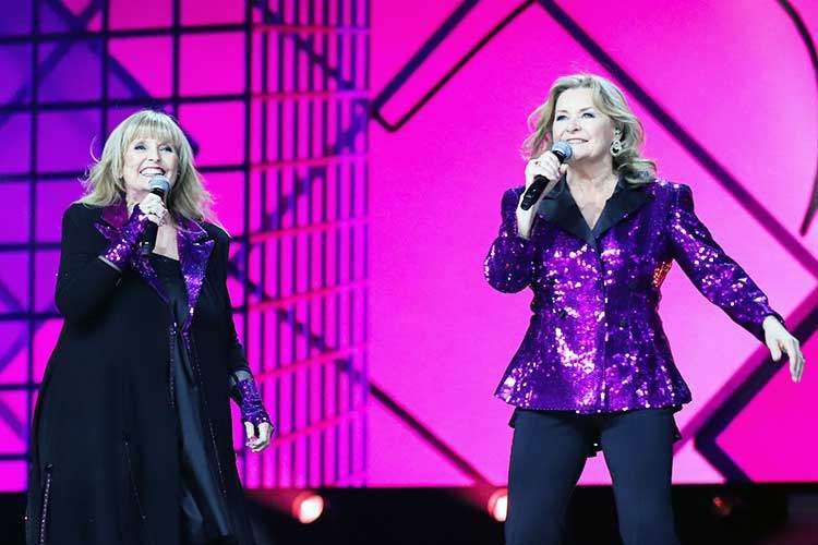 Bobbysocks p&aring; scenen i Oslo Spektrum i anledning finalen av Melodi Grand Prix 2025. 40 &aring;r etter at de ble Norges eneste vinnere i konkurransen. 