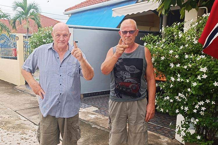 FY FY: Roger Nygaard (tv.) og Arild Kristian Aas utenfor huset til førstnevnte i Pattaya. De sier FY til ambassaden i Bangkok. 