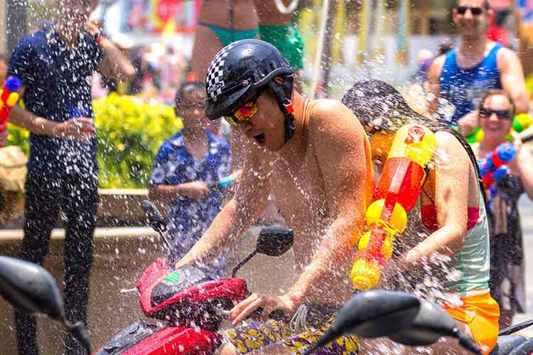 Slik fortoner Songkran seg for mange utlendinger. Her fra Chiang Mai.